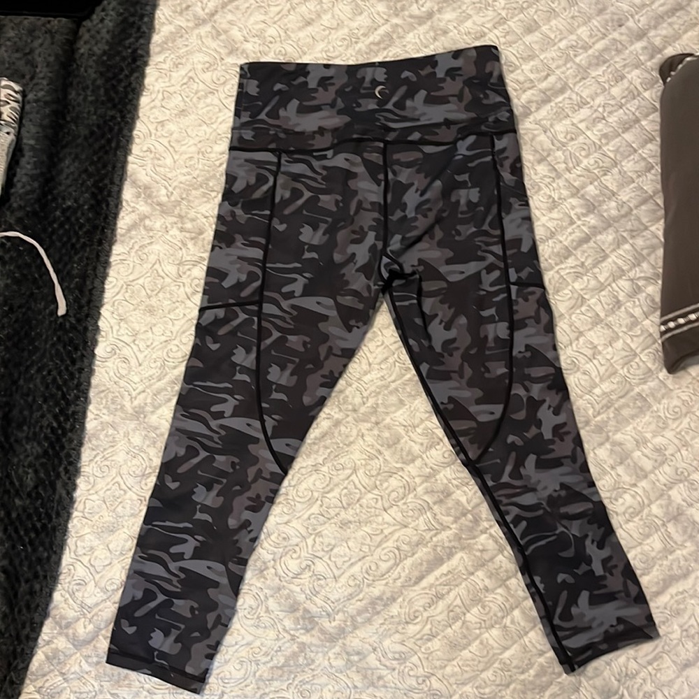 Zyia Light n Tight camo with pockets, Capri length